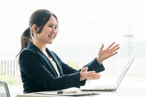 SBCボーナスを説明する女性面接官